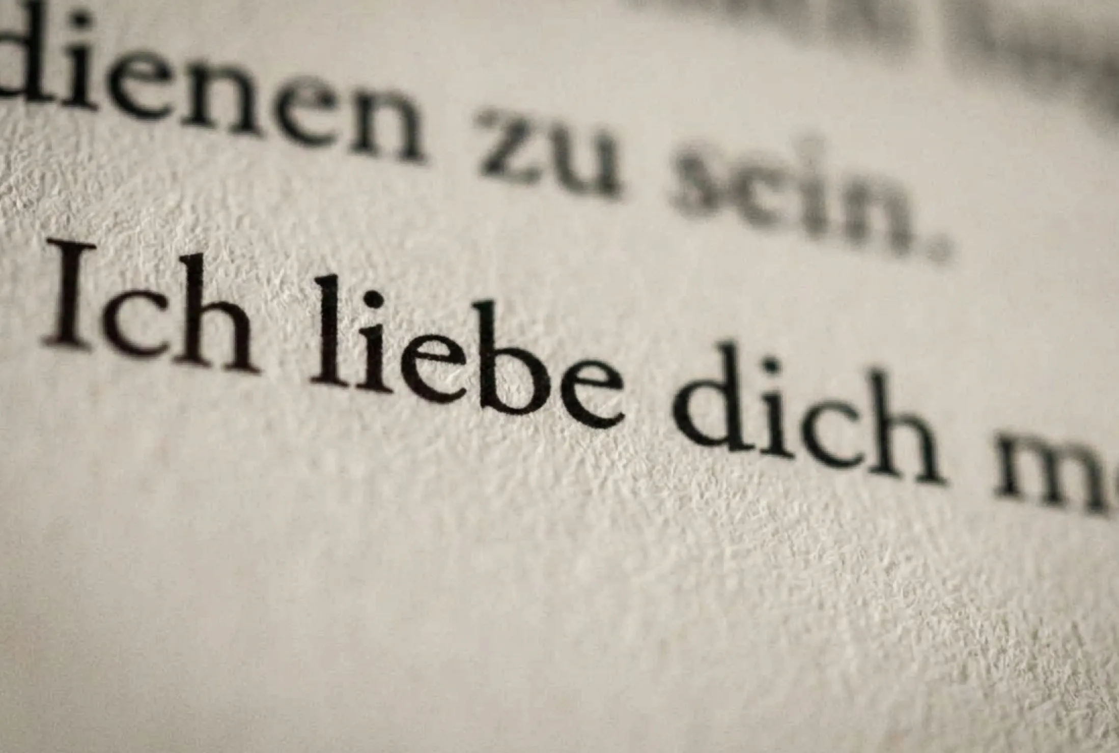Nahaufnahme eines Papierbuchs mit dem auf die Seite geschriebenen Text "I Love You".